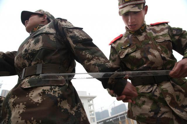  Autors: jumpduckfuckup Kā ķīnieši tiek trenēti armijā.
