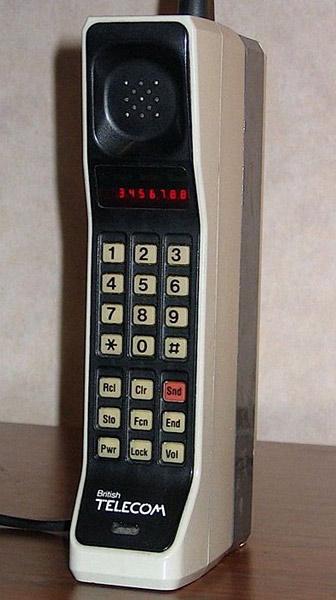 Pārnēsājamais telefons DynaTAC... Autors: Fosilija Sadzīves tehnikas pirmsākumi