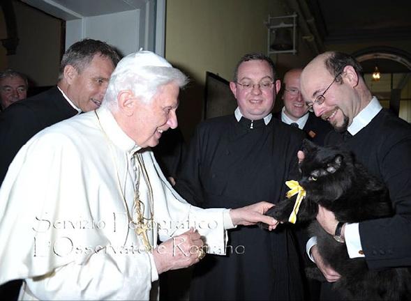 Pāvests sasveicinās ar kaķi... Autors: Raziels Benedikts XVI un viņa kaķi