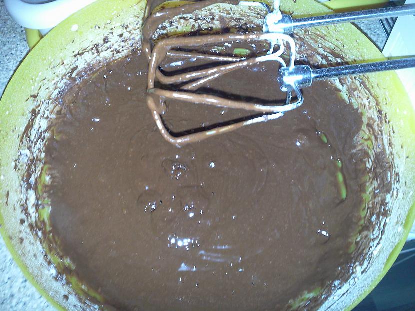 Visu sajauc viendabīgā masā gt... Autors: ŠmukāSenča Darbojamies virtuvē - vienkāršā šokolādes kūka
