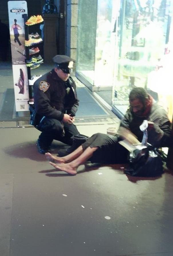 Ņujorkas policists ejot savā... Autors: Mr Right Cilvēcība - izzūdoša īpašība?