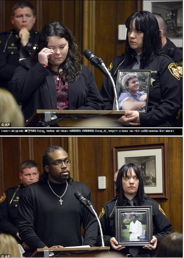Tiesnesis sacīja ka ticamāk TJ... Autors: MJ Pusaudzis slepkava tiesā neķītri izturas pret cietušo mātēm.
