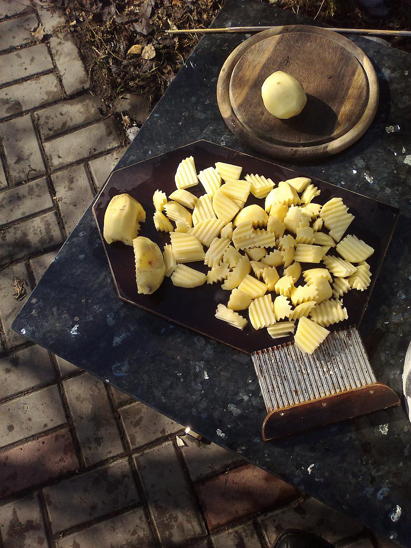 Sagriežam kartupeļus jo skatam... Autors: Dr Hlus Kā jātaisa Zupa pa lēto.