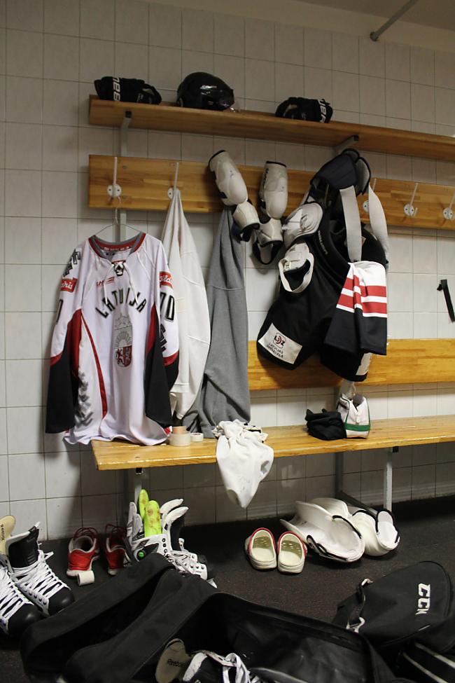 Mika Indrascarona formas vieta Autors: Hokeja Blogs Latvijas hokeja izlases ģērbtuve