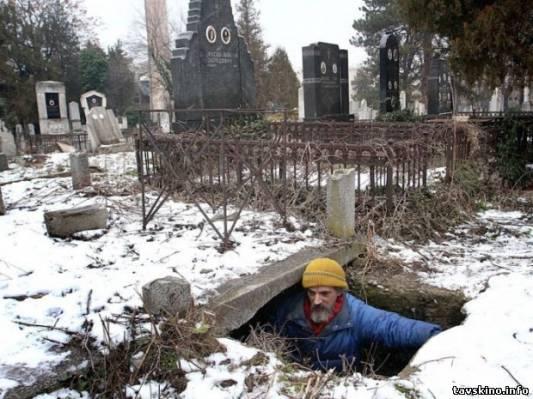 43 gadus vecais Bratislavs... Autors: Sulīgais Mandarīns Bezpajumtnieks 15 gadus dzīvo kapā