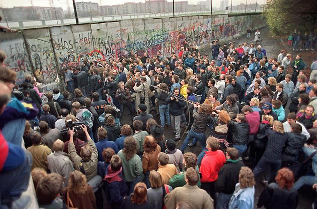 Berlīnes mūra demolēscaronana... Autors: KaifLaifers To tev vēstures stundās nerādīja [2]