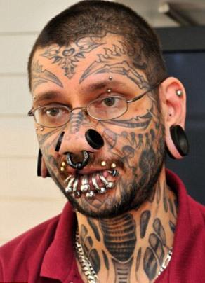 Un scaronis ir slavenā 56... Autors: jumpduckfuckup Tetovējums uz sejas izmaina dzīvi