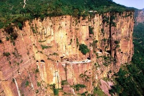 Guoliang tunelis ĶīnaGuoliang... Autors: Fosilija Pasaulē bīstamākie ceļi!