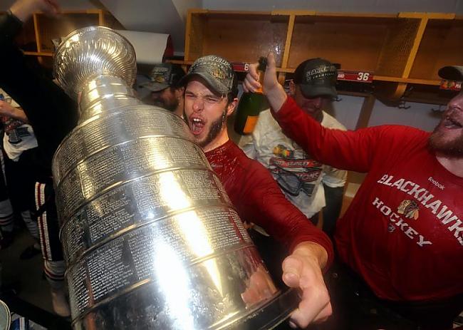 Kapteinis Autors: Hokeja Blogs Foto: Čikāgas “Blackhawks” svin Stenlija kausa iegūšanu