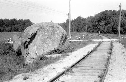 Kapsēdes dižakmens 1992 gadā... Autors: sendhils1974 Dzelzceļš Liepāja - Ventspils 1. daļa.