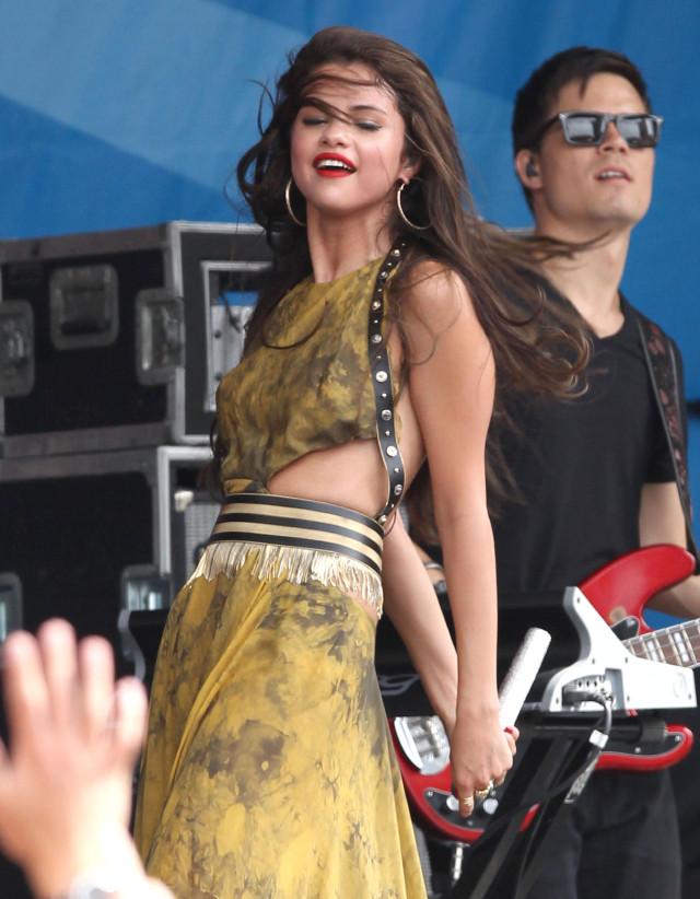 Autors: Deadshot Selena Gomeza uzstājas bez biksiņām