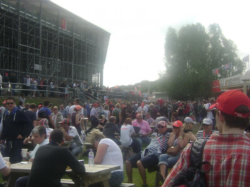 visapkārt trasei ir neskaitāmi... Autors: eviits Formula 1 Lielbritānijas Grand Prix skatītāja acīm