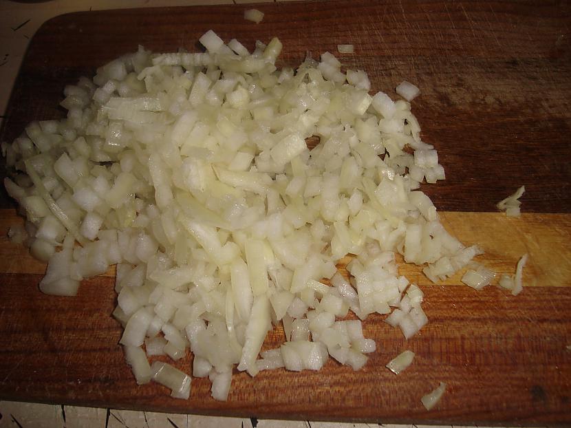Sīki sagriež vidēji lielu... Autors: ziizii Vistas-siera kotletes ar krāsnī ceptiem kartupeļiem