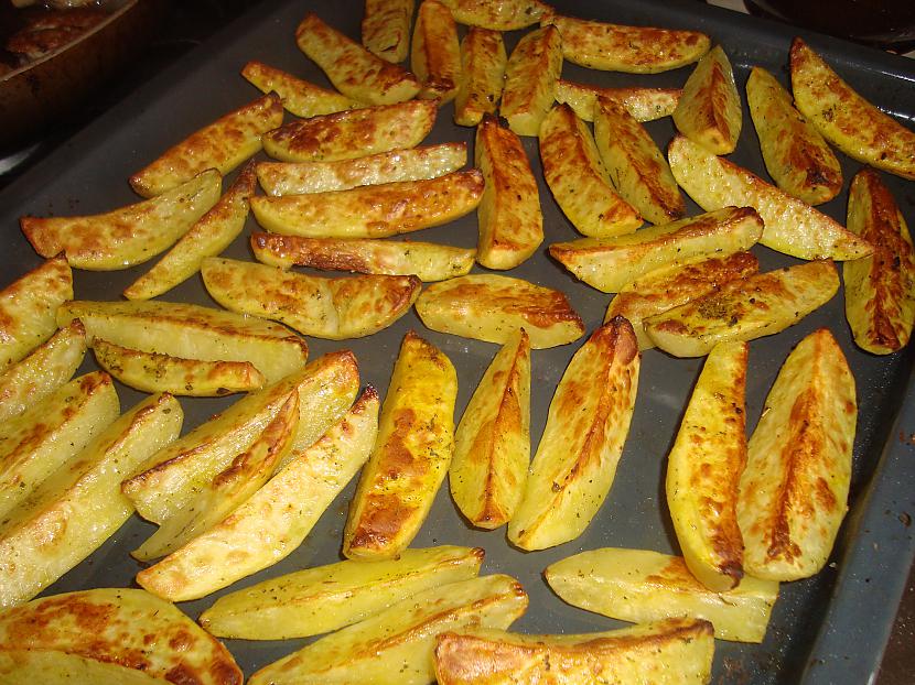 Izceptie kartupeļi Autors: ziizii Vistas-siera kotletes ar krāsnī ceptiem kartupeļiem