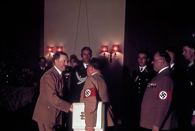 Ādolfs Hitlers spiež roku... Autors: DEMENS ANIMUS Ādolfa Hitlera 50 gadu jubilejas fotogrāfijas.