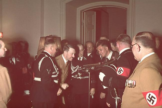 Ādolfs Hitlers saņem Condor... Autors: DEMENS ANIMUS Ādolfa Hitlera 50 gadu jubilejas fotogrāfijas.