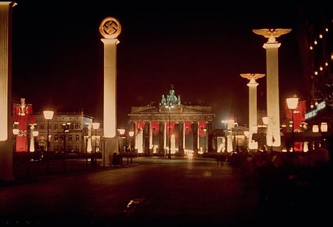 Berlīnes Brandenburgas vārti... Autors: DEMENS ANIMUS Ādolfa Hitlera 50 gadu jubilejas fotogrāfijas.