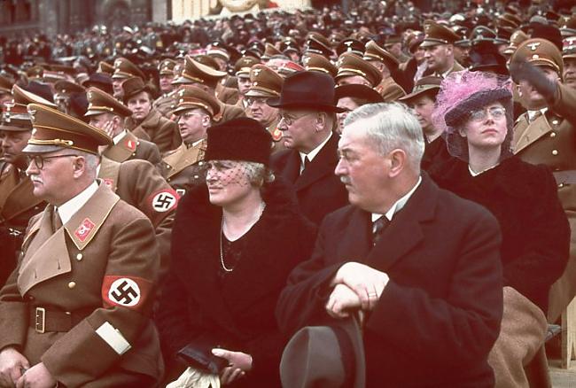 Militārās parādes goda viesi Autors: DEMENS ANIMUS Ādolfa Hitlera 50 gadu jubilejas fotogrāfijas.