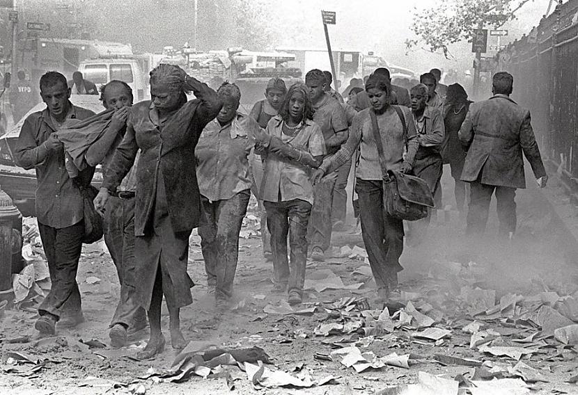 Cilvēki apklāti putekļiem... Autors: Fosilija 11/09/2001 64 Spēcīgākās bildes.