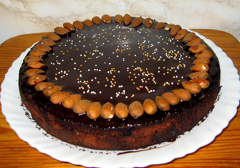 Glazūru pārlej kūkai dekorē ar... Autors: chocolates Šokolādes kūka
