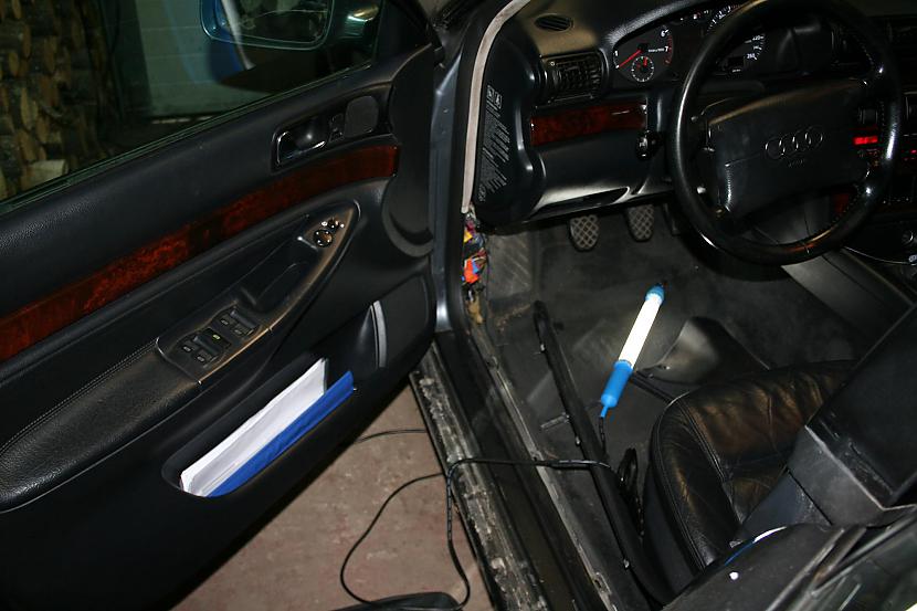 Sākam demontēt salonu lai... Autors: I Like to Make Stuff Audi A4 car audio installation part 2/3