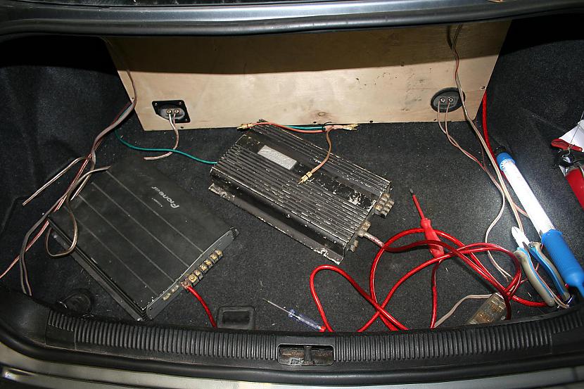 KAs būs kad savienosim vadiņus... Autors: I Like to Make Stuff Audi A4 car audio installation part 2/3