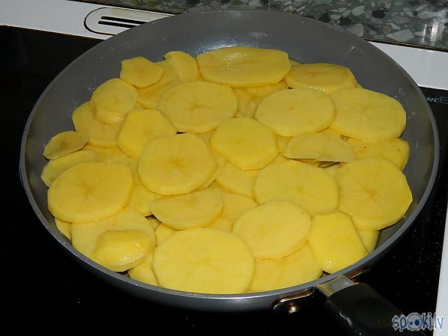 Vispirms nomizojam kartupeļus... Autors: Werkis2 Spāņu Omlete, jeb Tortilija.