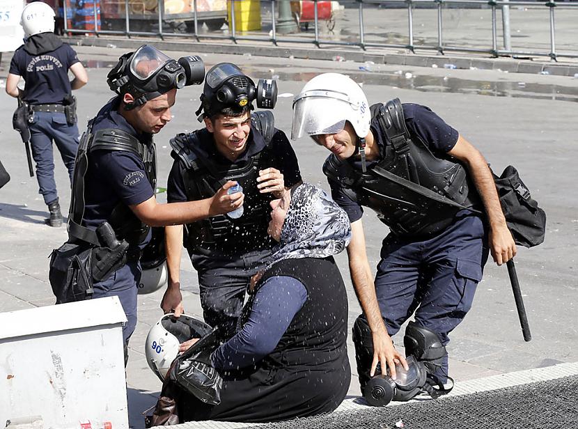 Policisti palīdz atgūties... Autors: Fosilija Labestību vardarbības vietā