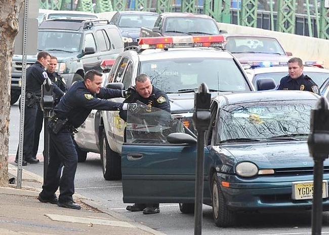 Vecākais policists lēnām... Autors: Rūteris Kā apčakarēt policistu!