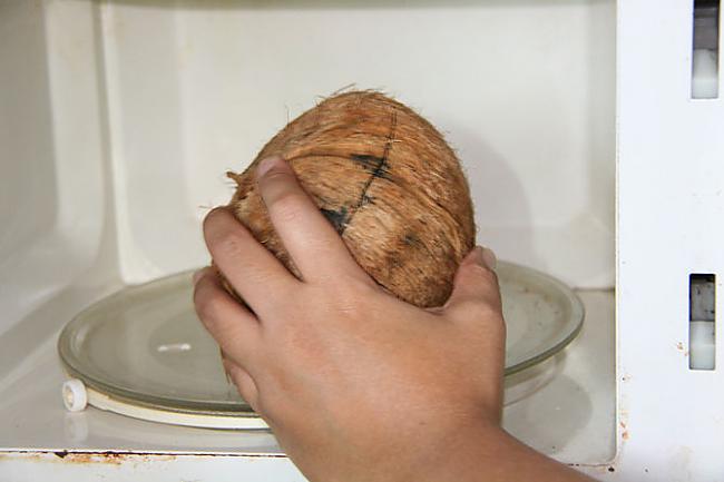 Izņem no krāsns kad tas ir... Autors: plunkš Kā iegūt kokosrieksta skaidiņas?