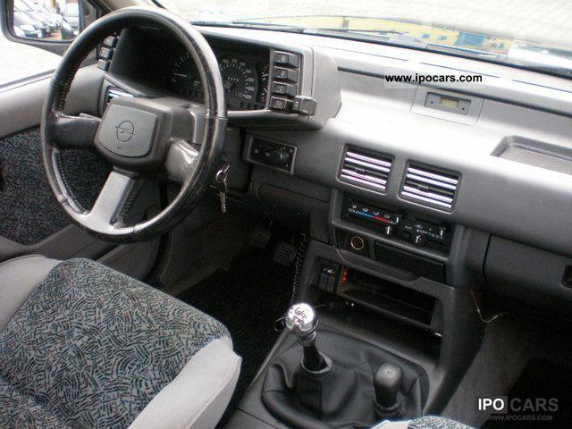 Sāksim ar salonu scaroneit... Autors: gramats Parketa džips ar trīskāršo pilsonību+ Top Gear viedoklis