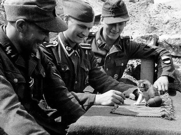 Vācu karavīri spēlējoties ar... Autors: GanjaGod Retas, vēsturiskas bildes 3. daļa