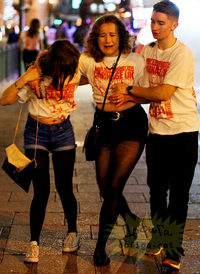 Пьяные девки на улицах. Британские девушки на улицах. Англичане молодежь. Англичанки на улице.