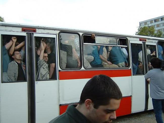 Pārpildītā trolejbusā mēģina... Autors: JekabsJencs Vai nevarētu nedaudz ātrāk?   Vīrs :teica sievai kad viņa gatavoja pusdienas