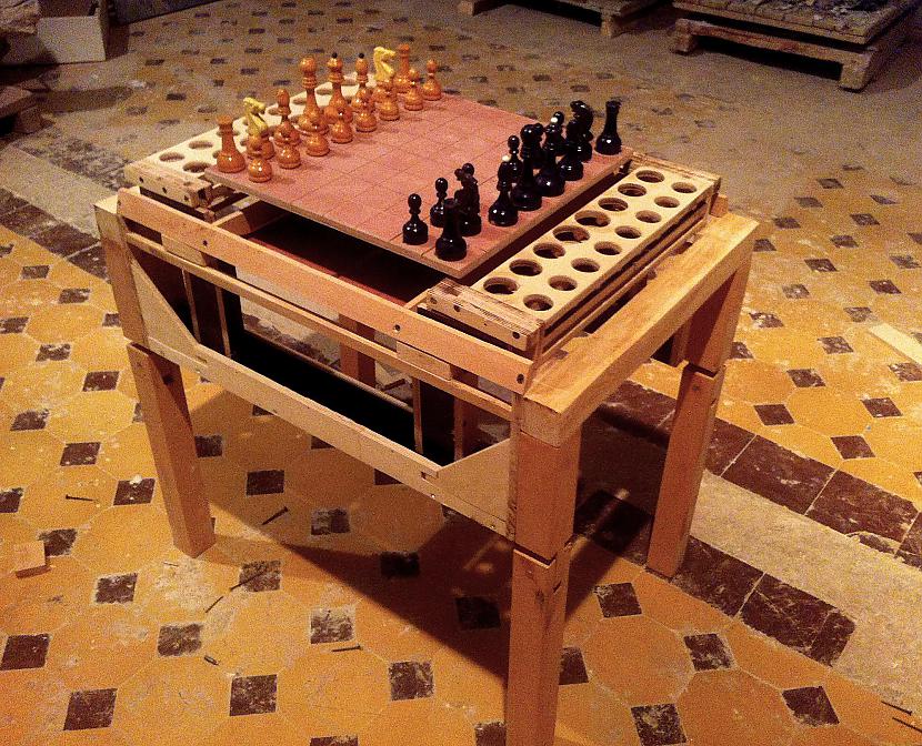 vēl pirms beicēscaronanas Autors: Risoft uzbūvēju šaha galdiņu
