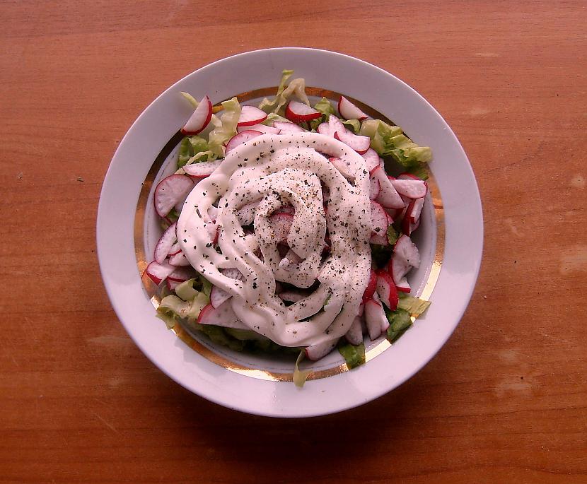 Salātiem sagriež salātlapas... Autors: Fosilija Siltas un garšīgas pusdienas