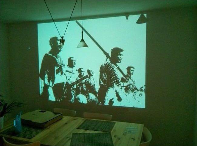 Ņemiet talkā projektoru un... Autors: Draxo Kā izveidot uz sienas melnbaltu zīmējumu?