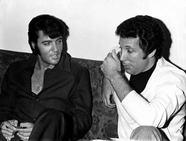 Elviss Preslijs un Toms Džons Autors: Uldis Siemīte 33 veco laiku slavenību fotogrāfijas  par kurām tu nenojauti.