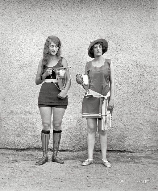 2 sievietes kuras pozē pēc tam... Autors: Uldis Siemīte 25 vēsturiski foto ,kuri aizsāk mūsdienas