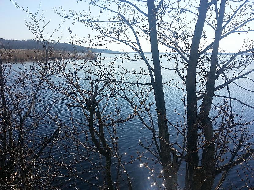 Gaismas spēle ūdenī Autors: Kolch Biju pie ezers.
