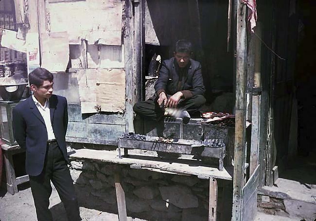 Vīrietis gatavo kebabus... Autors: Man vienalga Tu tam neticēsi! Afganistāna pirms 60 gadiem