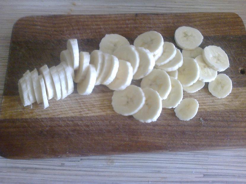 Sagriež scaronķēlītēs banānus Autors: ziizii Biezpiena kūka ar banāniem