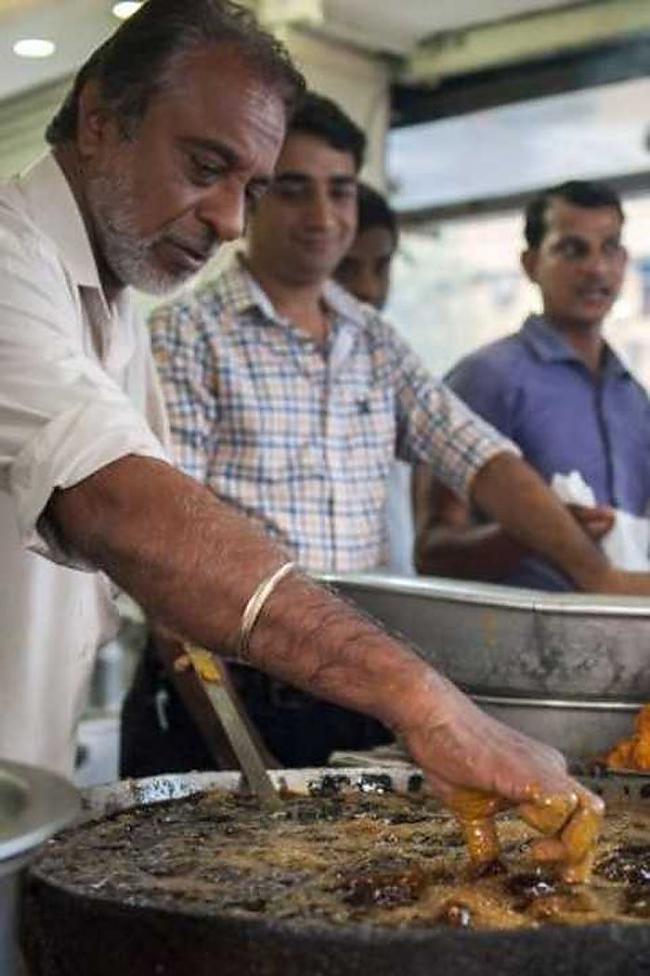  Autors: pukamagone Indijas šefpavārs gatavo zivi pašā neparastākajā veidā