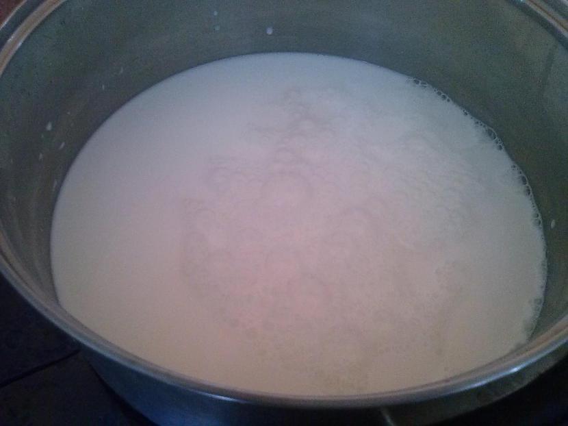 Katlā ielej 2 litrus piena un... Autors: Soul Eater Kā Jāņa tēvs ar Jāņa māsu sieru sēja.