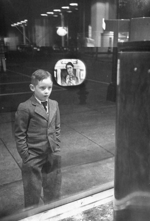 Zēns skatās Tv pirmo reizi... Autors: elv1js Interesanti un varbūt pat neredzēti attēli.