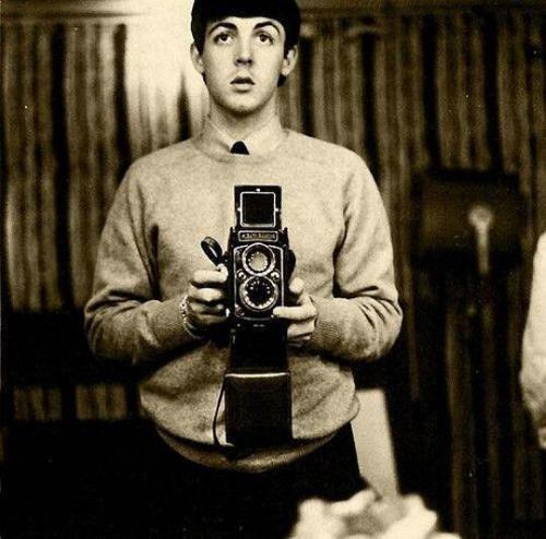 Pols Makartnijs uzņem selfiju... Autors: elv1js Interesanti un varbūt pat neredzēti attēli.