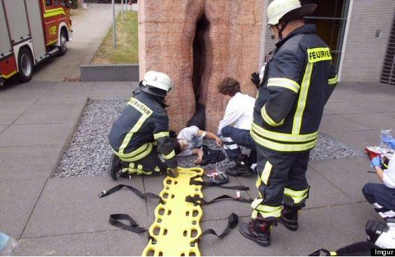 Protams ugunsdzēsēji nebija... Autors: Uldis Siemīte Iesprūst sievietes dzimumorgānā, kurš veidots no akmens.