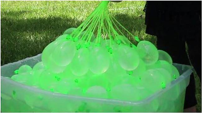 Ar ūdens baloniem vienmēr ir... Autors: hagisons112 Ģeniāls tēvs izmaina ūdens balonu revolūciju :D