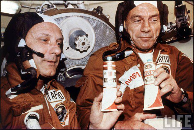Kosmonauts kurscaron pirmoreiz... Autors: Raziels Pirmais cilvēks atklātā kosmosā