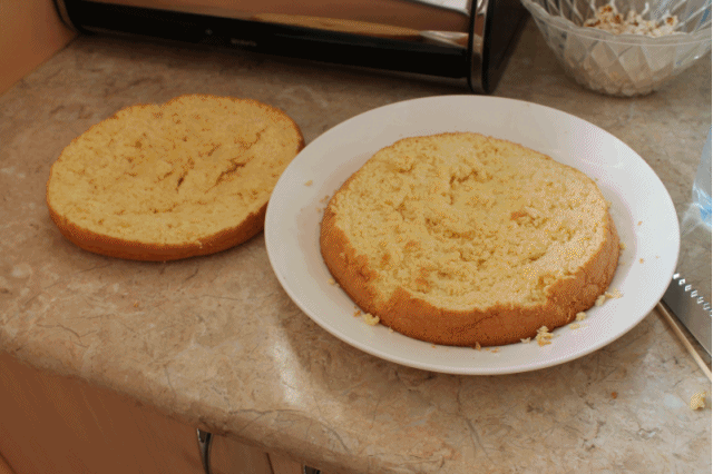 Pārgriežam biskvītu Autors: gardumsēd Mājas tortes MINI versija
